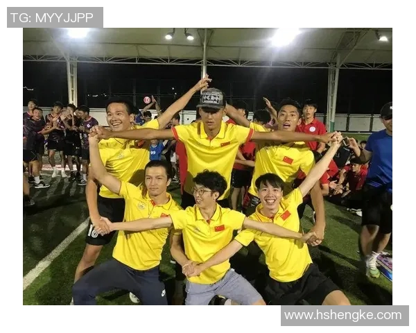 足球明星齐聚一堂动漫风格合照长图展现球场魅力与友谊的精彩瞬间