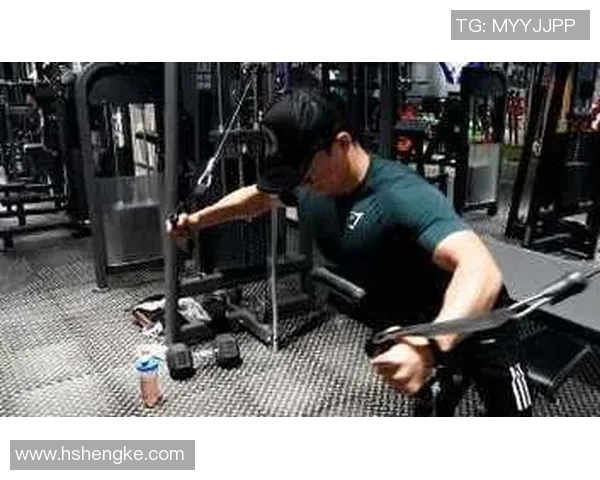 如何通过哑铃训练有效塑造胸肌中缝提升胸部线条美感